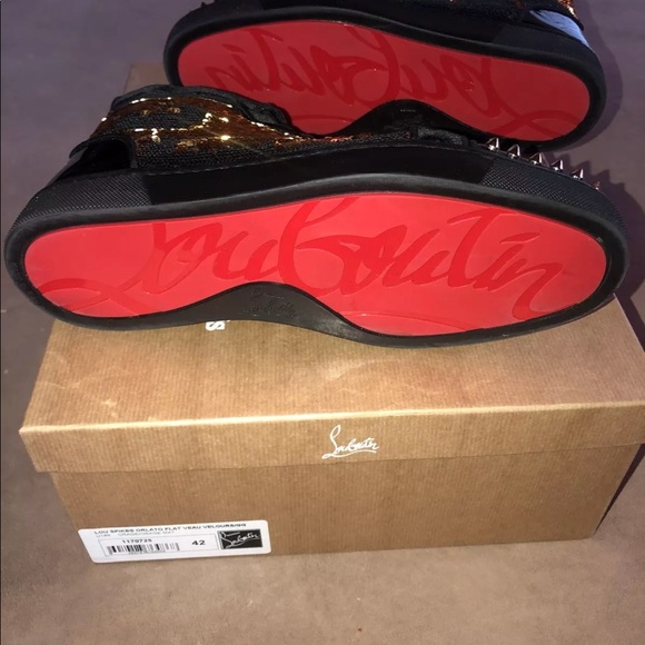 Comment below up to a size 15 - Picture 2 of 3